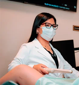 Doctor con equipo médico